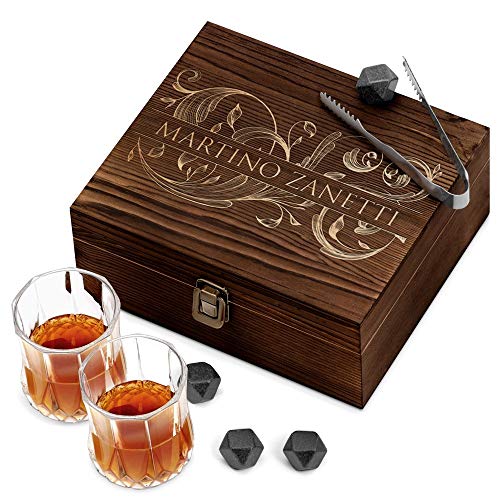 Maverton Set di Pietre da Whisky - in un cofanetto di legno con incisione personalizzata - 8 cubetti di ghiaccio + 2 bicchieri - riutilizzabili - in granito - idea regalo per coppia - fantasia