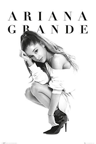 Ariana Grande, Crouch, stampa in bianco e nero, dimensioni 30 x 46 cm (30 x 46 cm) (300 x 460 mm) finitura smerigliata materiale carta regalo decorazione parete
