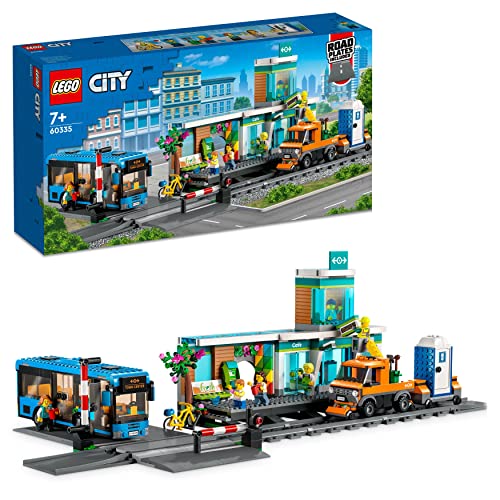 LEGO 60335 City Stazione Ferroviaria, Bus Giocattolo, Camion Ferroviario, Binari e Passaggio a Livello, Base Stradale, Compatibile con Altri Set City