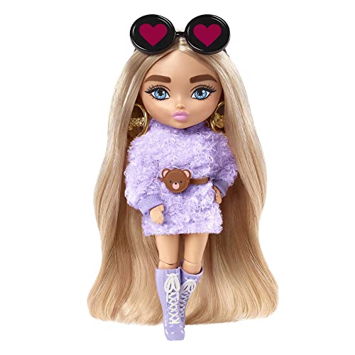 Barbie - Extra Minis Mini Bambola Articolata con Vestito Lilla, Occhiali a Cuore e Morbidi Capelli Biondi, Giocattolo per Bambini 3+ Anni, HGP66