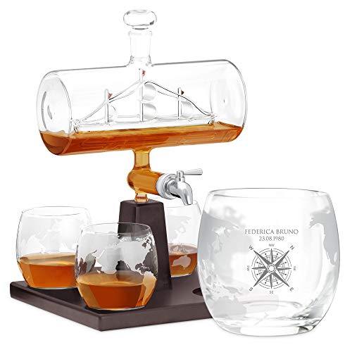 Maverton Decanter per Whisky in vetro - incisione personalizzata - Caraffa da 1000 ml con una nave all’interno + 4 Set bicchieri whisky - idea regalo per la donna - bussola