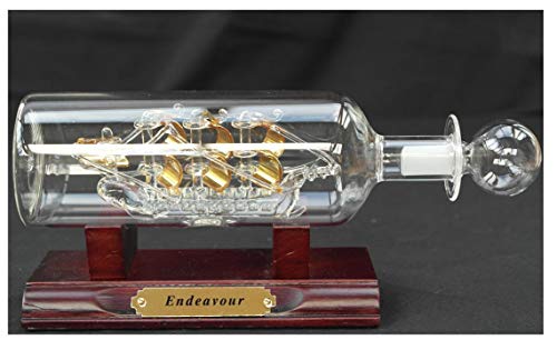 Modello dorato dettagliato di HMS Endeavour in una bottiglia di vet...