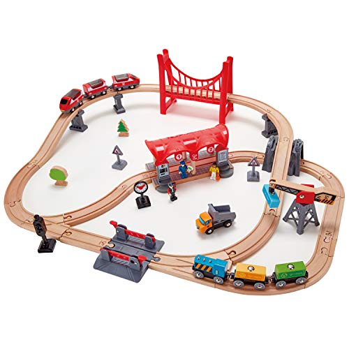 Hape E3730 Pista città trafficata, Set completo di giocattoli, con Treno passeggeri, Treno merci, Stazione, Personaggi e altro, per bambini, in legno