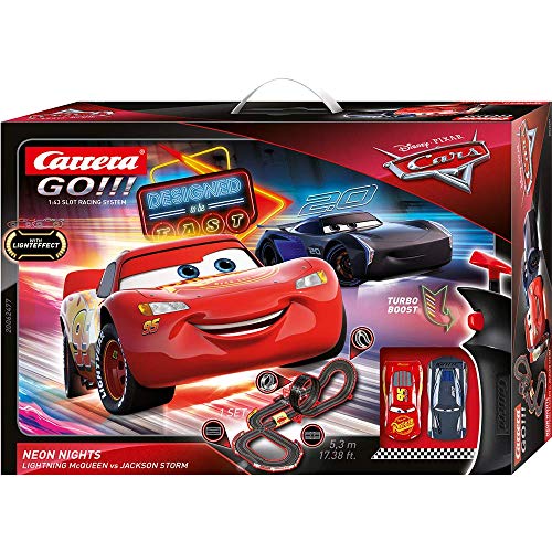 Carrera Toys GO!!! Disney Pixar Cars Neon Nights Set Pista da Scontro e Due Macchinine con Saetta Mcqueen e Jackson Storm, Gioco Adatto per Bambini dai 6 Anni, Multicolore, 20062477